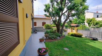 Casale 7 locali di 310 m² in Parabiago (20015)
