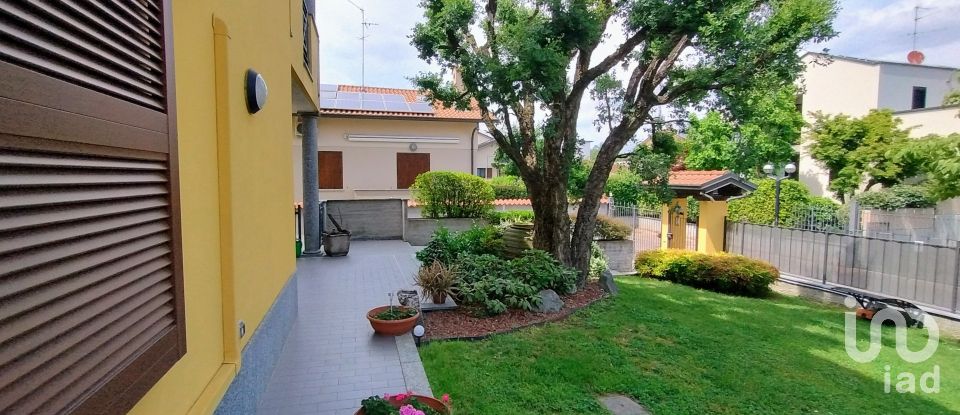 Casale 7 locali di 310 m² in Parabiago (20015)