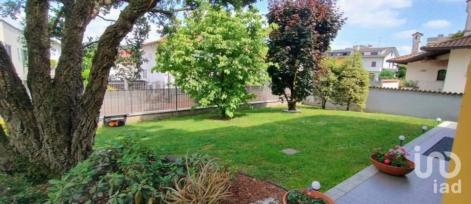 Casale 7 locali di 310 m² in Parabiago (20015)