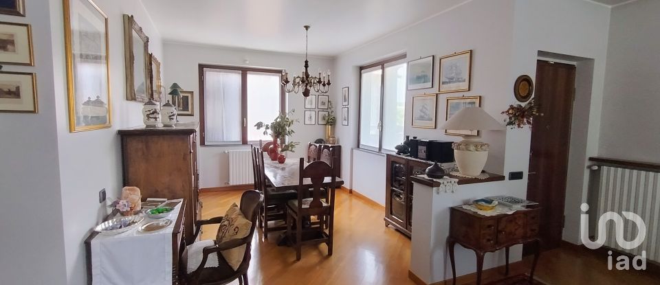 Casale 7 locali di 310 m² in Parabiago (20015)