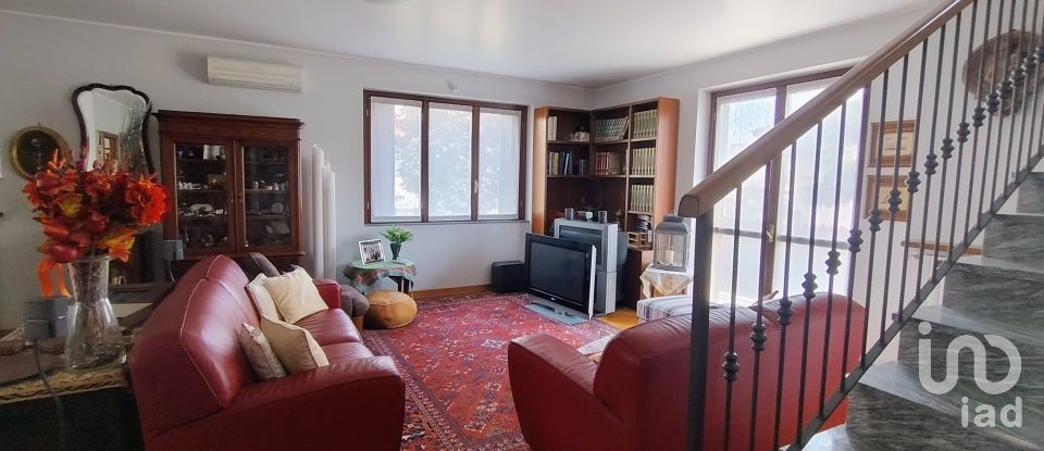 Casale 7 locali di 310 m² in Parabiago (20015)