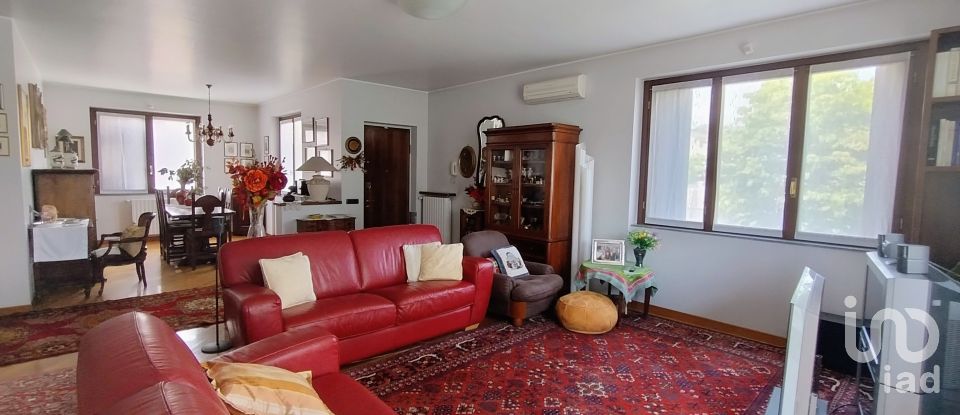 Casale 7 locali di 310 m² in Parabiago (20015)