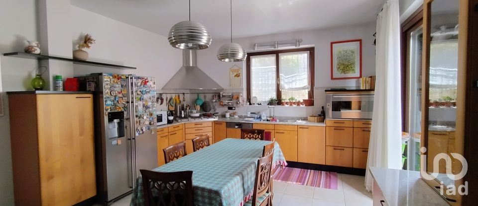 Casale 7 locali di 310 m² in Parabiago (20015)