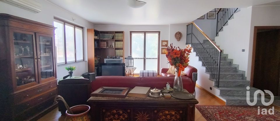 Casale 7 locali di 310 m² in Parabiago (20015)