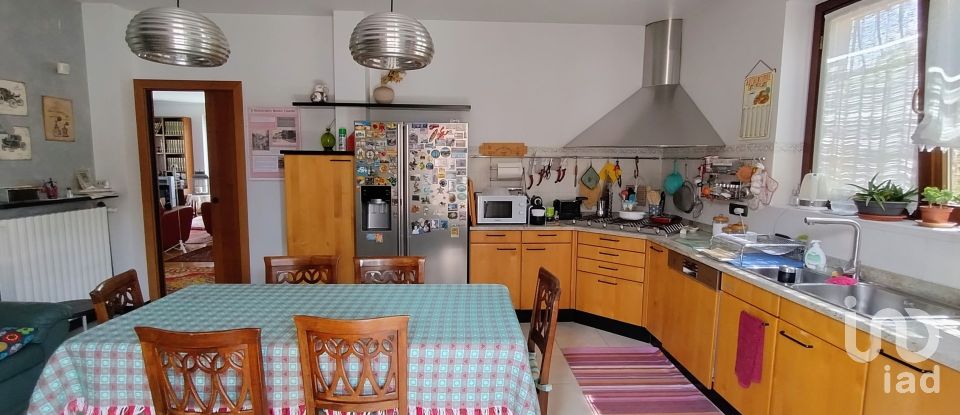 Casale 7 locali di 310 m² in Parabiago (20015)