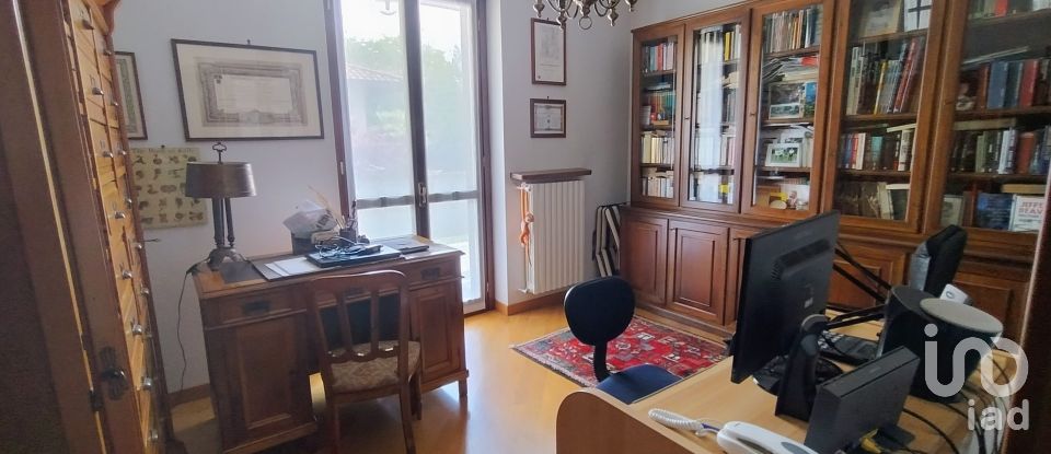 Casale 7 locali di 310 m² in Parabiago (20015)