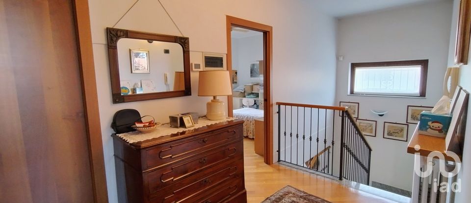 Casale 7 locali di 310 m² in Parabiago (20015)