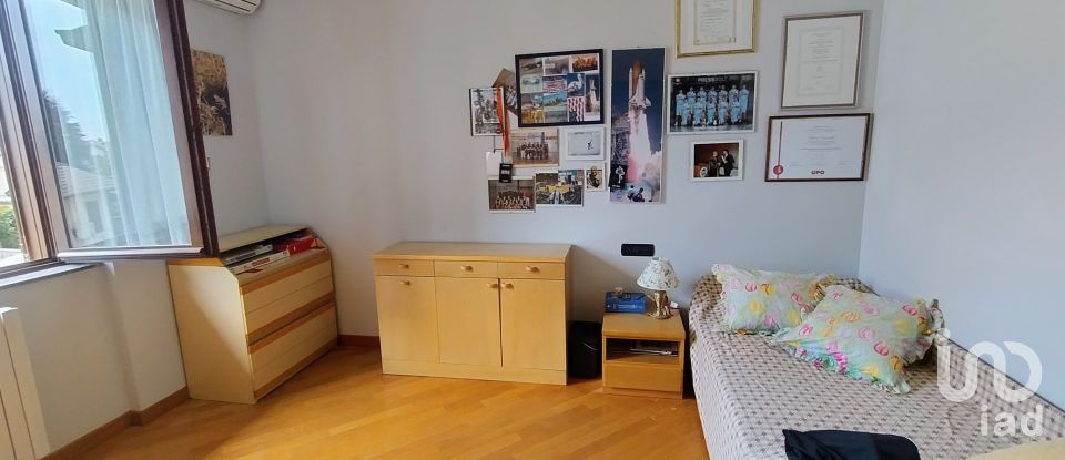 Casale 7 locali di 310 m² in Parabiago (20015)