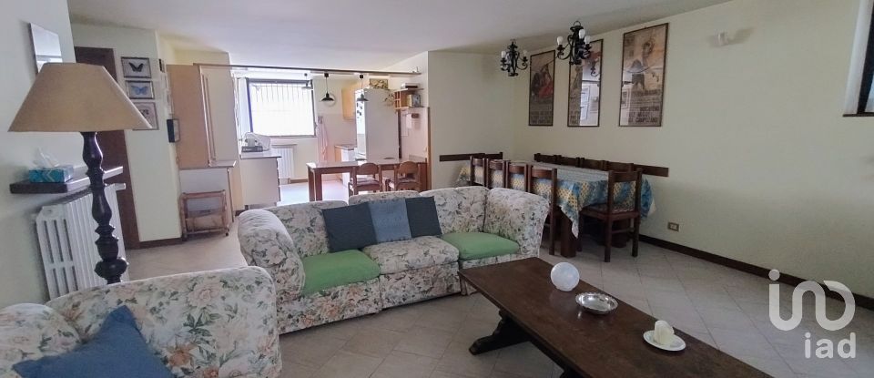 Casale 7 locali di 310 m² in Parabiago (20015)