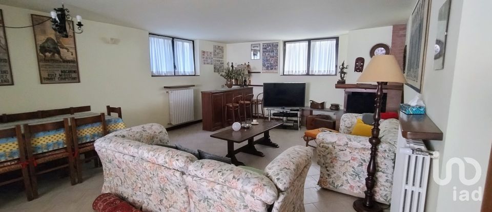 Casale 7 locali di 310 m² in Parabiago (20015)