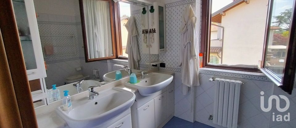 Casale 7 locali di 310 m² in Parabiago (20015)