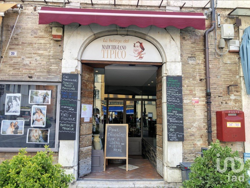 Negozio / locale commerciale di 38 m² in Cagli (61043)