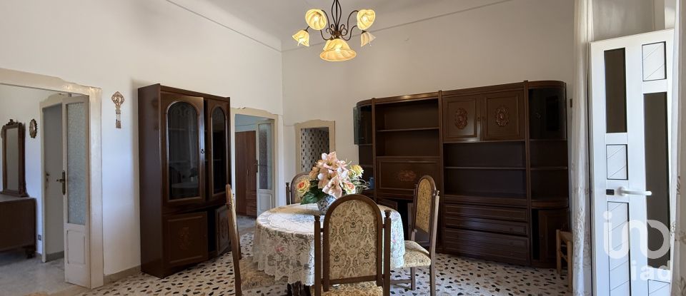 Casale 13 locali di 200 m² in Martina Franca (74015)