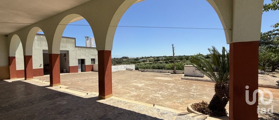 Casale 13 locali di 200 m² in Martina Franca (74015)