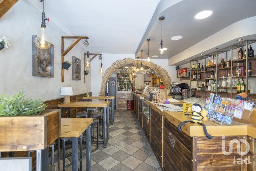 Negozio / locale commerciale di 45 m² in Loreto (60025)