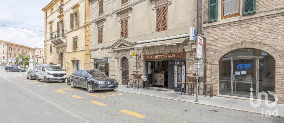 Negozio / locale commerciale di 45 m² in Loreto (60025)