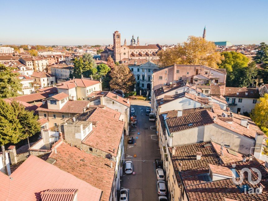 Lodge 9 rooms of 210 m² in Vicenza (36100)