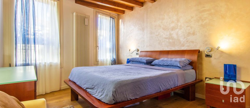 Lodge 9 rooms of 210 m² in Vicenza (36100)
