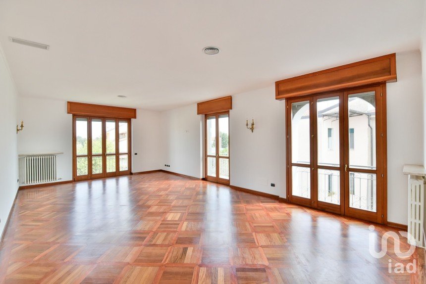 Quadrilocale di 172 m² a Turate (22078)