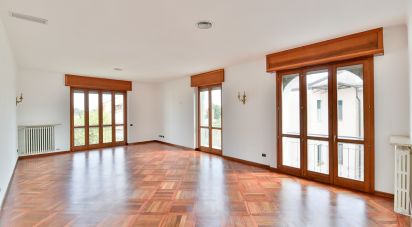 Four-room apartment of 172 m² in Turate (22078)