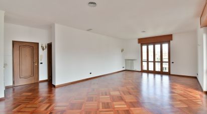 Four-room apartment of 172 m² in Turate (22078)