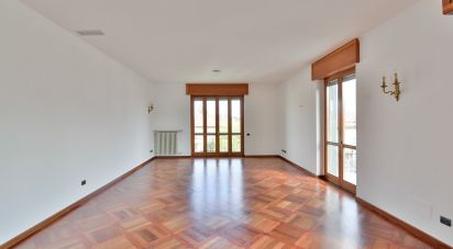Four-room apartment of 172 m² in Turate (22078)