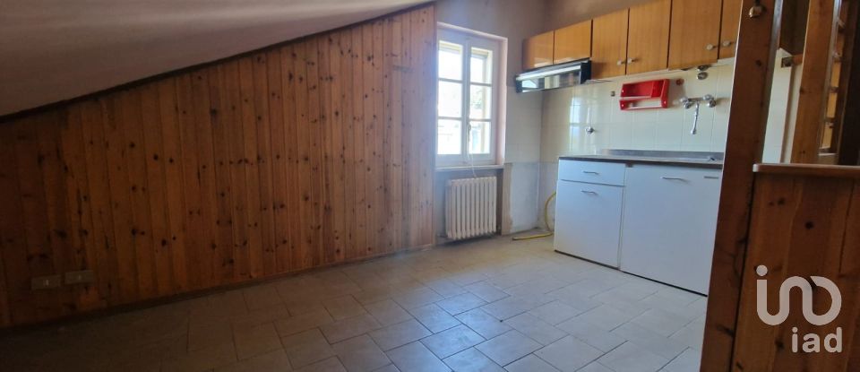 Three-room apartment of 98 m² in Torino (10133)