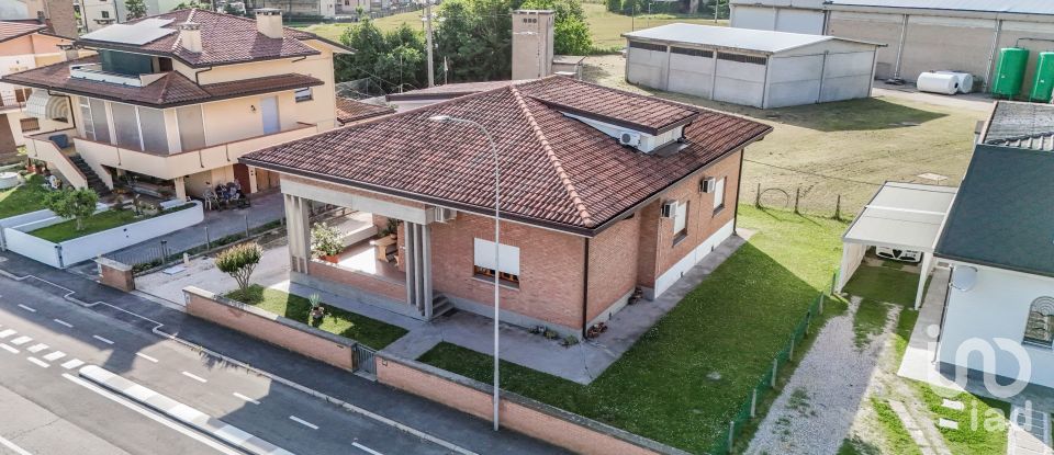 Casa indipendente / Villa 7 locali di 270 m² in Argenta (44011)