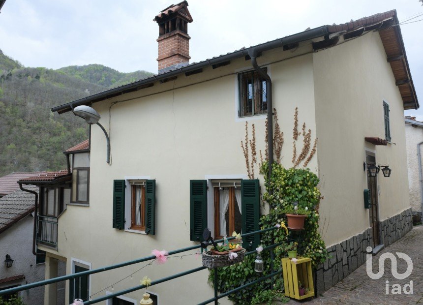 Casa indipendente / Villa 9 locali di 260 m² in Murialdo (17013)