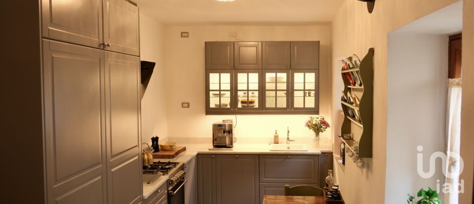 Casa indipendente / Villa 9 locali di 260 m² in Murialdo (17013)