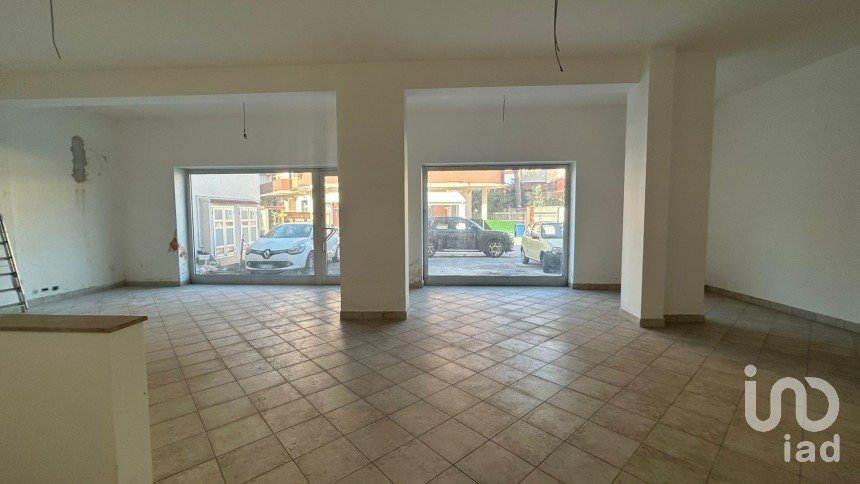 Negozio / locale commerciale di 240 m² in San Nicola la Strada (81020)