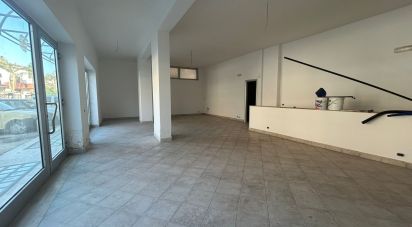 Negozio / locale commerciale di 240 m² in San Nicola la Strada (81020)