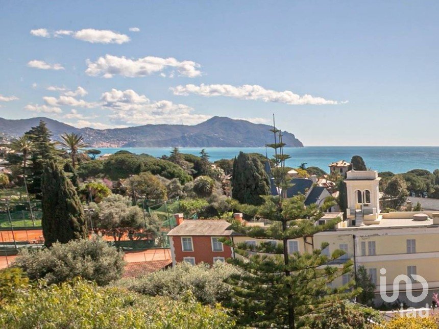 Four-room apartment of 120 m² in Genova (16167)