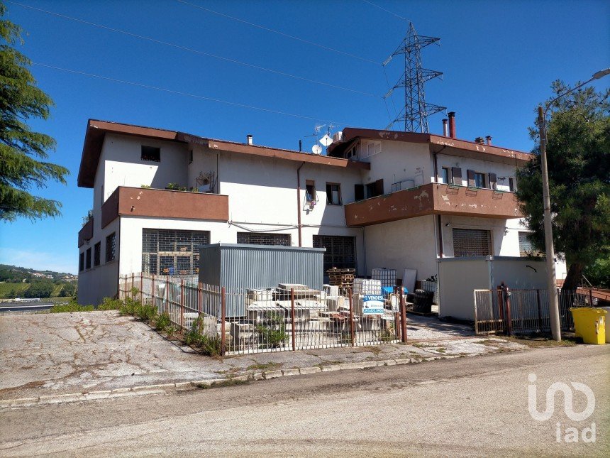 Capannone di 340 m² in Ancona (60131)