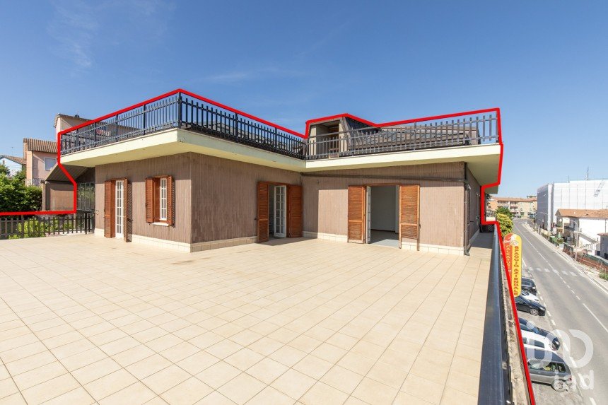 Loft 4 rooms of 270 m² in Monte San Giusto (62015)