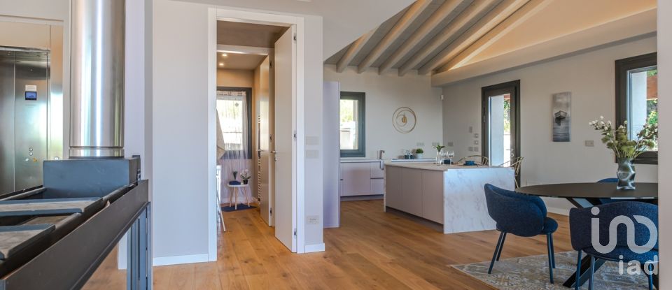 Casale 11 locali di 455 m² in Salò (25087)
