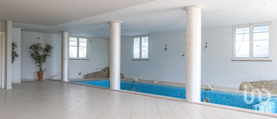 Casale 11 locali di 455 m² in Salò (25087)