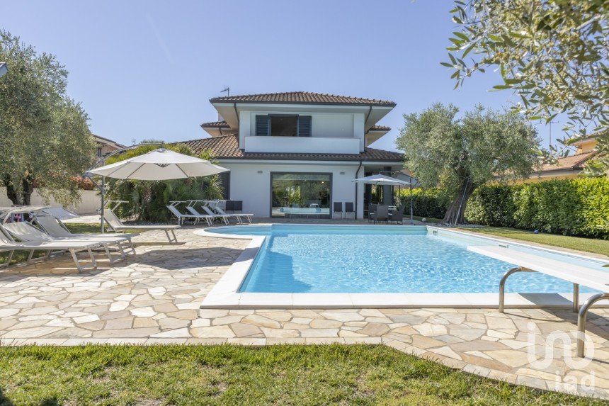 Casale 6 locali di 242 m² in Monterado (60012)