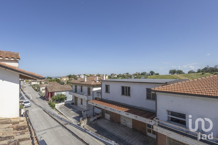 Rifugio 7 locali di 160 m² in Filottrano (60024)