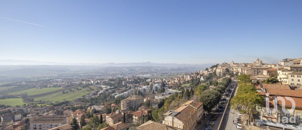 Loft 8 locali di 138 m² a Osimo (60027)