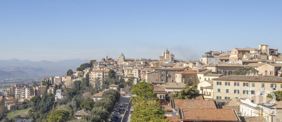 Loft 8 locali di 138 m² a Osimo (60027)