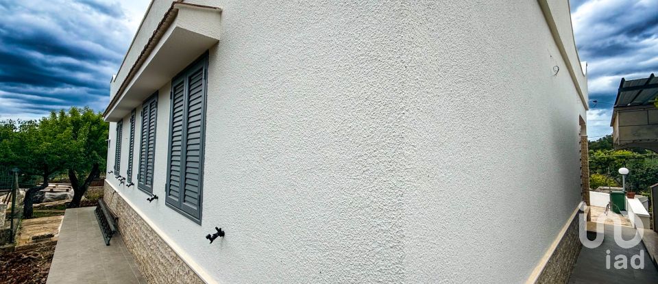 Farm 8 rooms of 98 m² in Ostuni (72017)