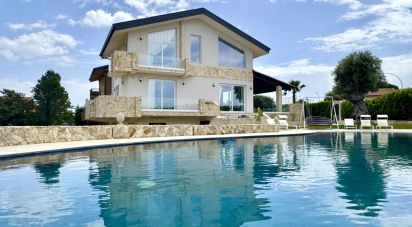 Casale 6 locali di 300 m² in Avola (96012)