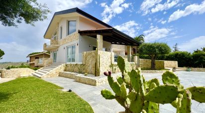 Casale 6 locali di 300 m² in Avola (96012)