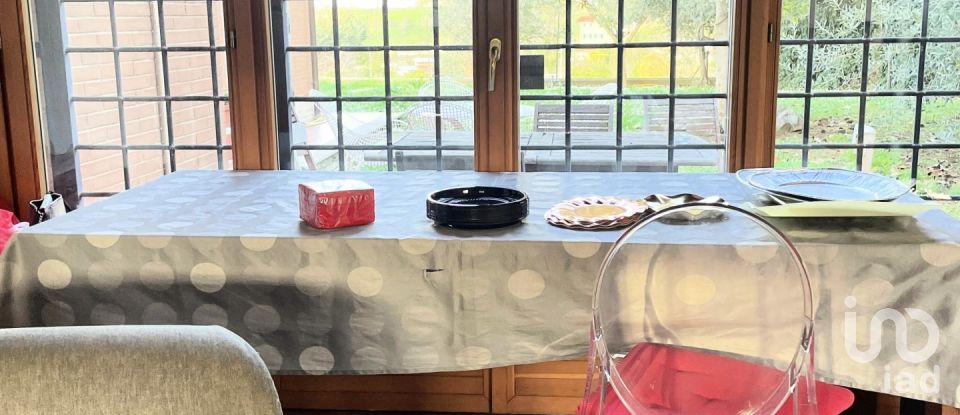 Farm 9 rooms of 200 m² in Roma (00128)