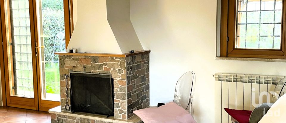 Farm 9 rooms of 200 m² in Roma (00128)