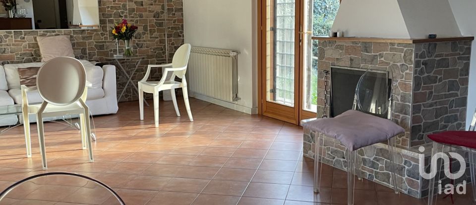 Farm 9 rooms of 200 m² in Roma (00128)