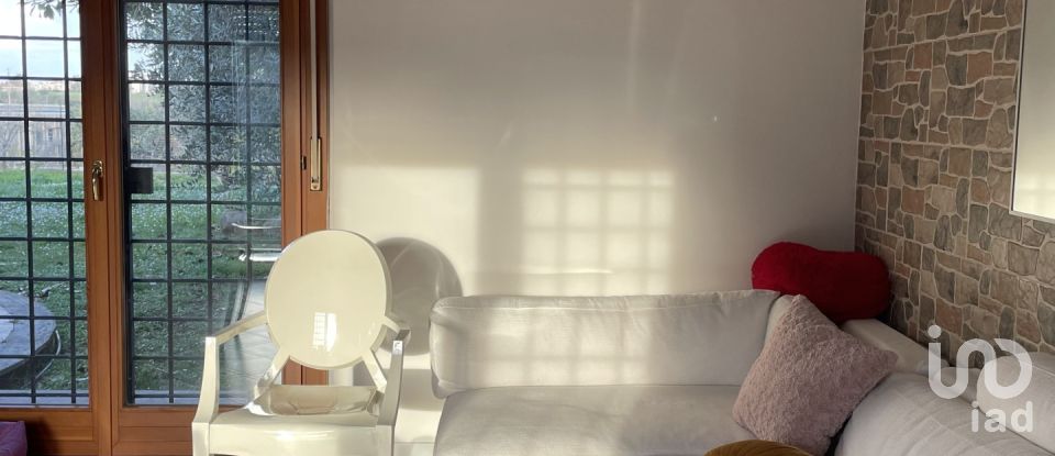 Farm 9 rooms of 200 m² in Roma (00128)