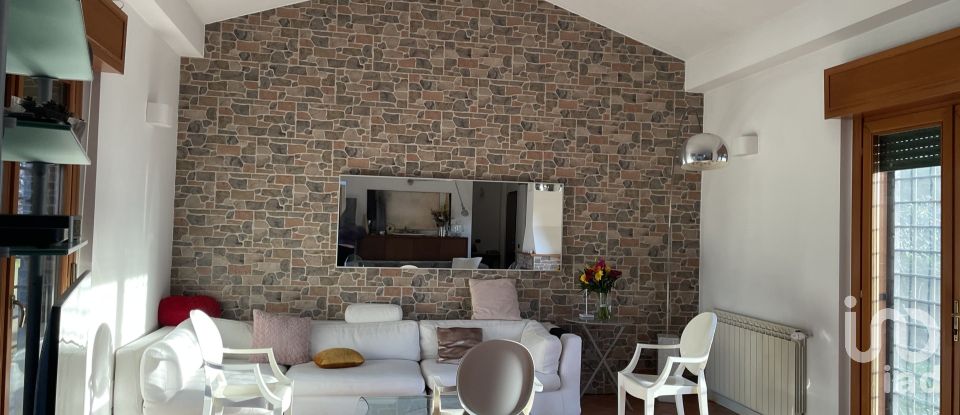 Farm 9 rooms of 200 m² in Roma (00128)