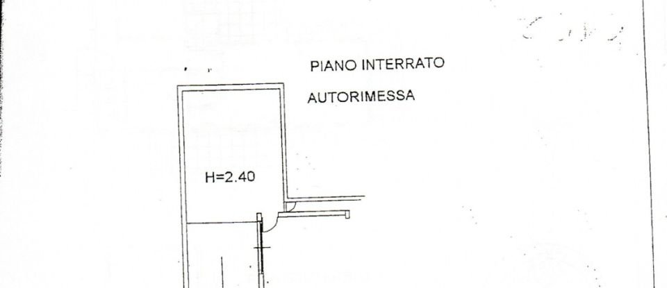 Farm 9 rooms of 200 m² in Roma (00128)